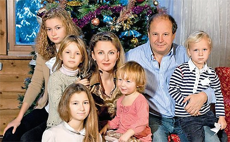 Дмитрий Астрахан с женой Еленой Громовой и детьми