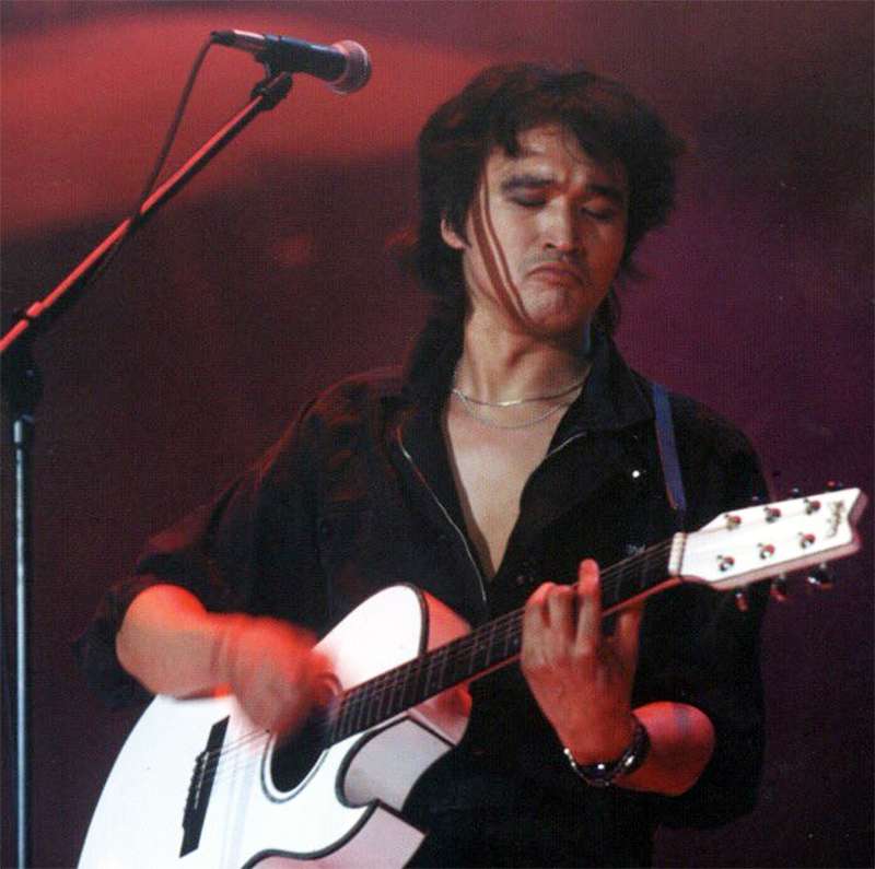 Виктор Цой с гитарой