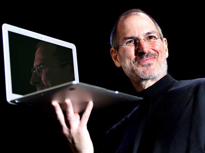 Стив Джобс презентует ноутбук
