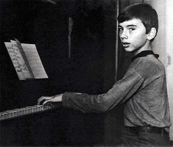 Дмитрий Хворостовский в детсве играет на фортепиано