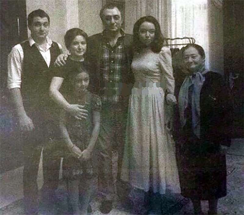 Сулейман Керимов с женой, детьми и матерью