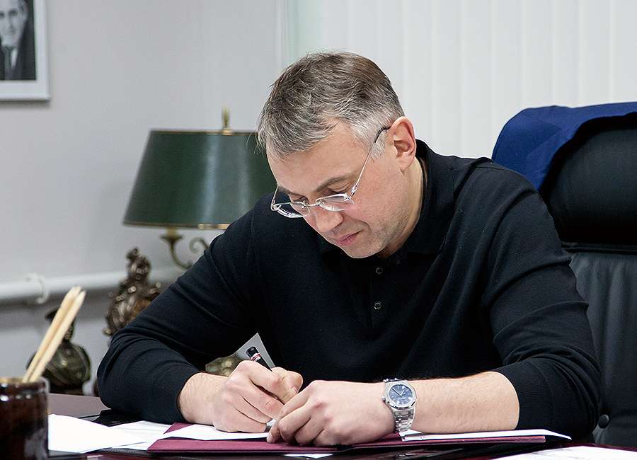 Игорь Викторович Кошин за рабочим столом