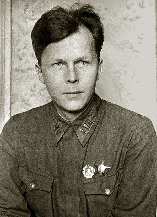 Александр Трифонович Твардовский в молодости, в военной форме
