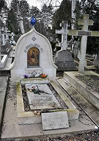 Могила супругов Гиппиус и Мережковского на русском кладбище Сен-Женевьев де Буа, в Париже.