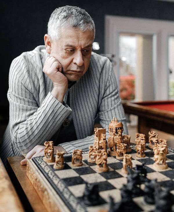 Аркадий Теплицкий за игрой в шахматы