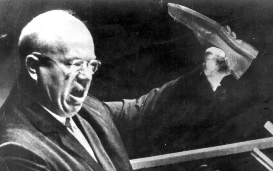 ������ ��������� ������ ���������� �������� �������� ���� (Nikita Sergeyevich Khrushchev shows Kuzka's mother with his shoe)